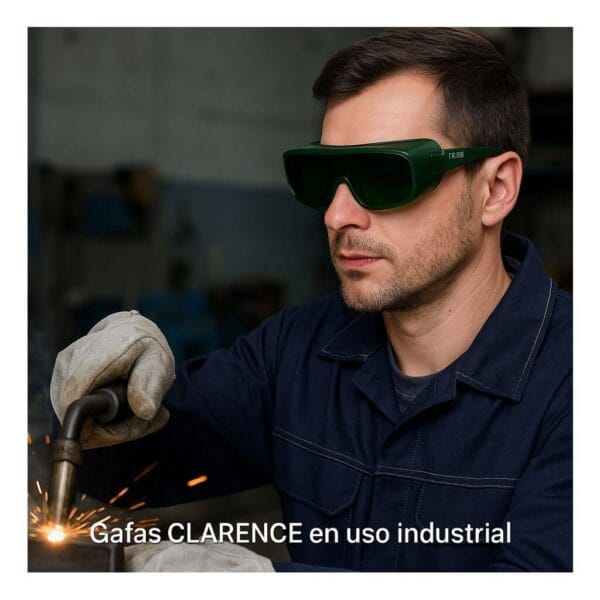 Operario soldando con gafas CLARENCE en taller